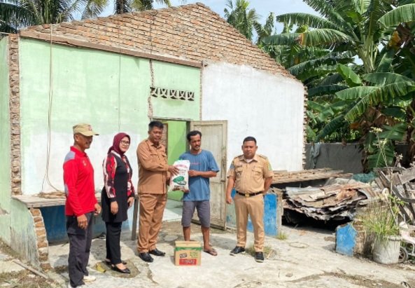 Kades Suka Damai Serahkan Bantuan Beras Kepada Korban Bencana Puting Beliung