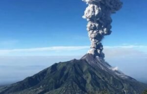 Berikut 10 Gunung Api Paling Berbahaya di Indonesia