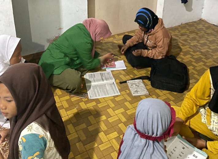 Tingkatkan Minat Membaca Al Qur’an Pada Anak, Kelompok 7 KKN UNIVA Medan Gelar Maghrib Mengaji